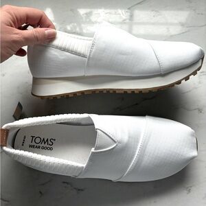 NEW IN BOX Tom’s tennis shoes